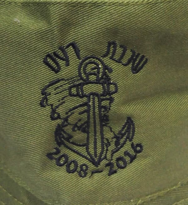 כובע עם רקמה