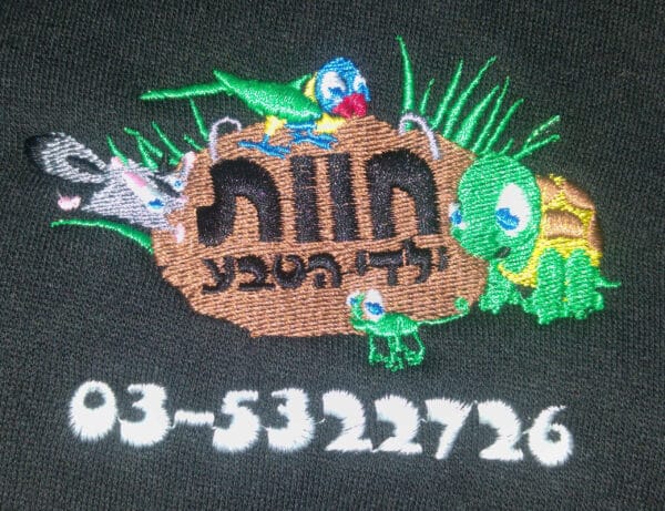 חולצה עם רקמה