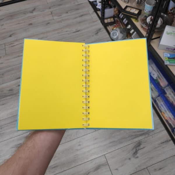 מחברת ספירלה עם לוגו